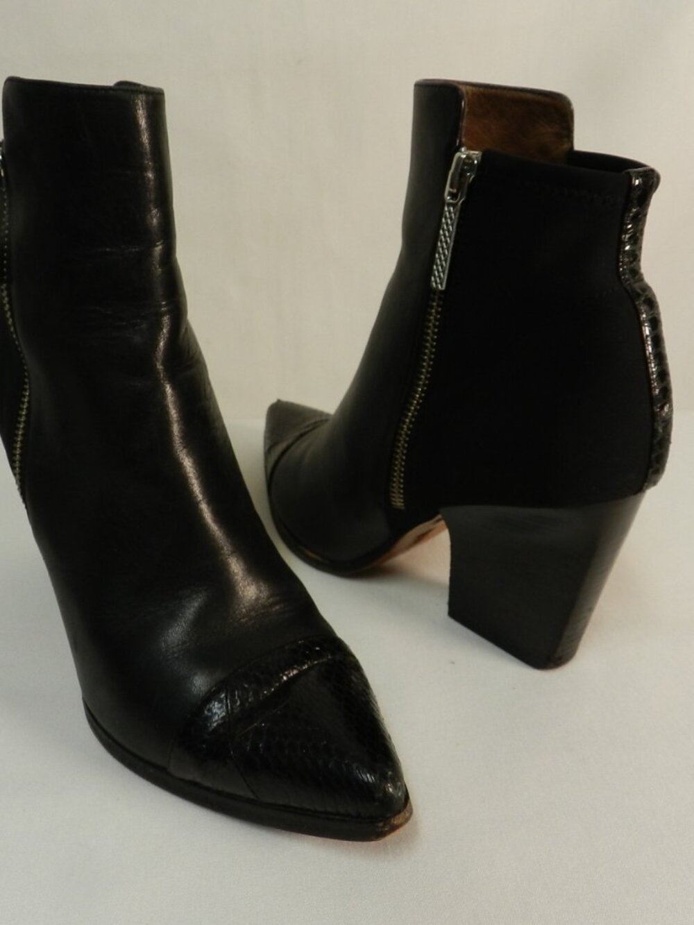 Stuart Weitzman Volt Leather cap toe booties boots zip black w/Stretch Size 8